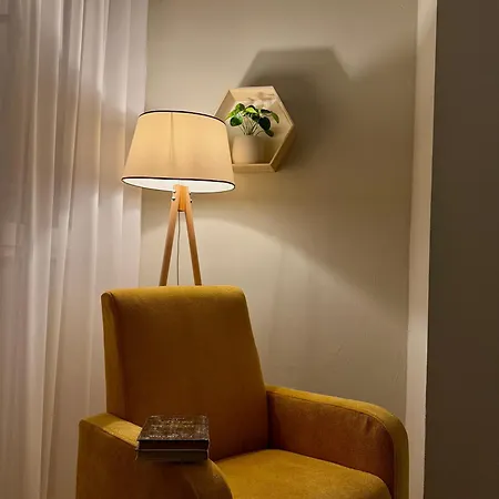 The Mustard Couch טיראנה